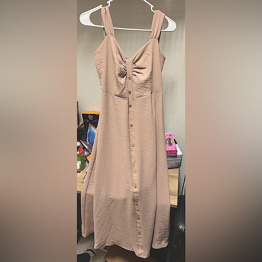 Loose flow tan dress with buttons. Brand: Gilli